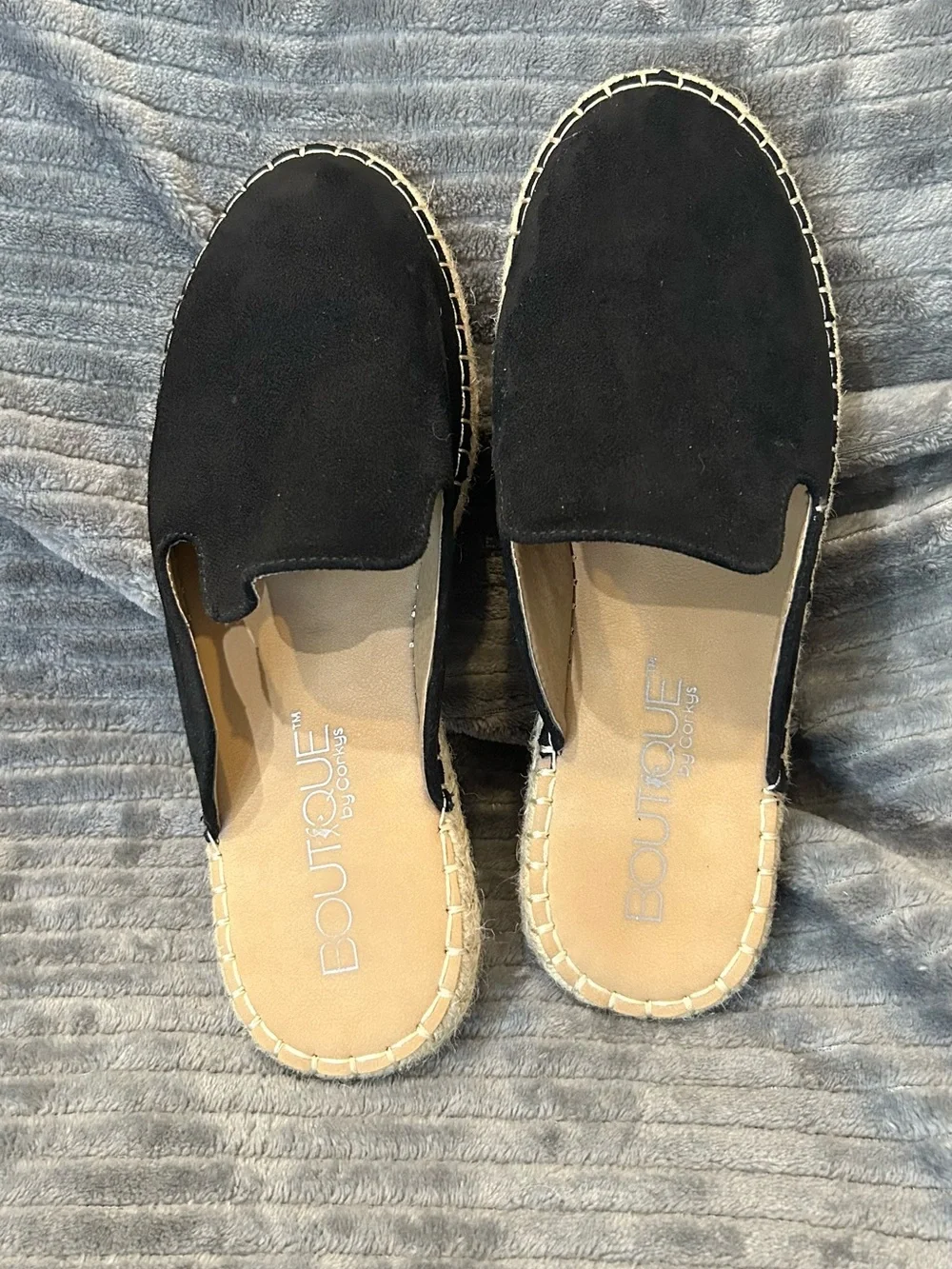 Women’s Black Slip-Ons EUC